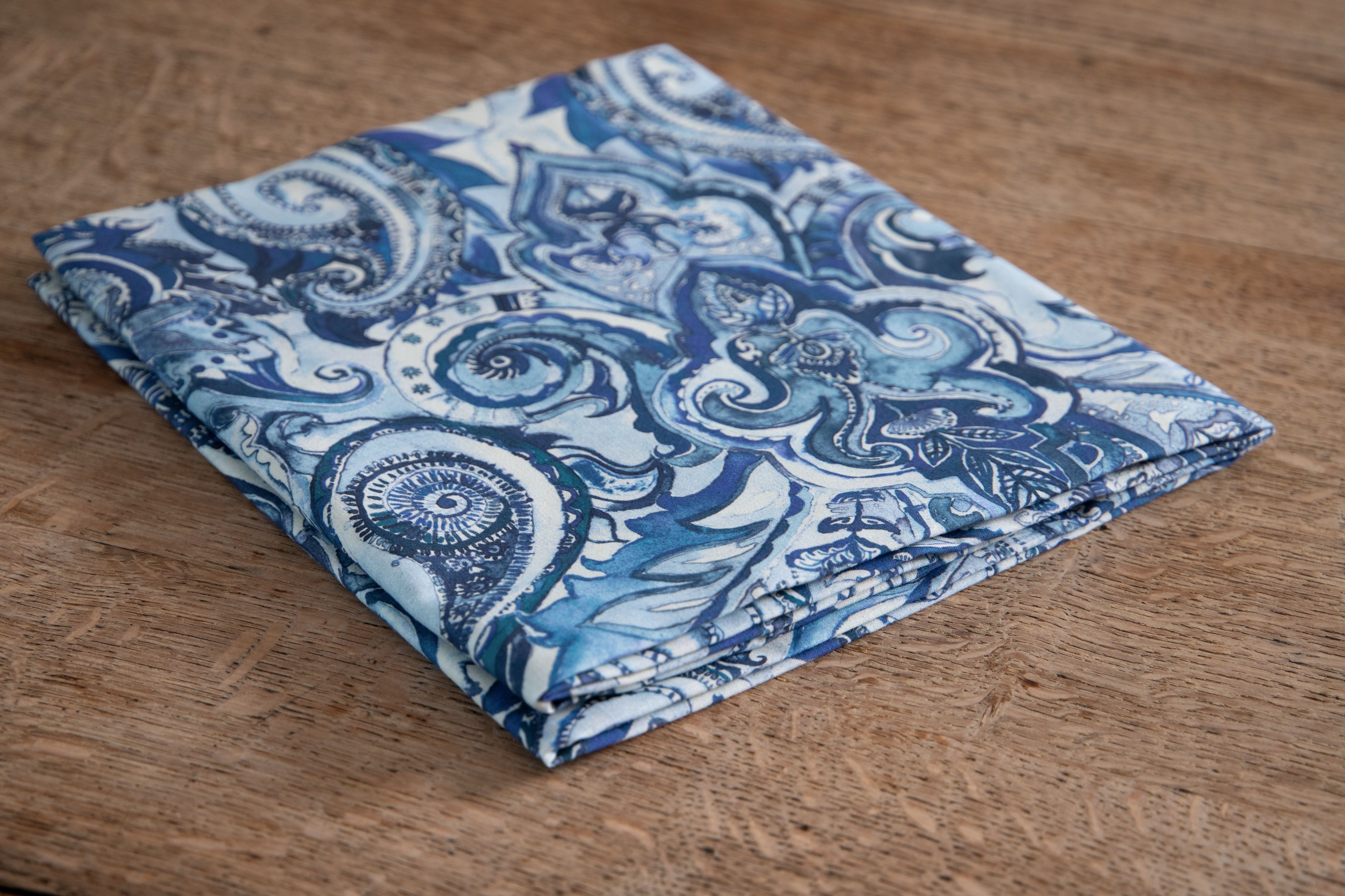 Tovaglia da tavola in 100% cotone stampa digitale dai colori vivi ed intensi lavabile in lavatrice made in Italy PAISLEY BLU