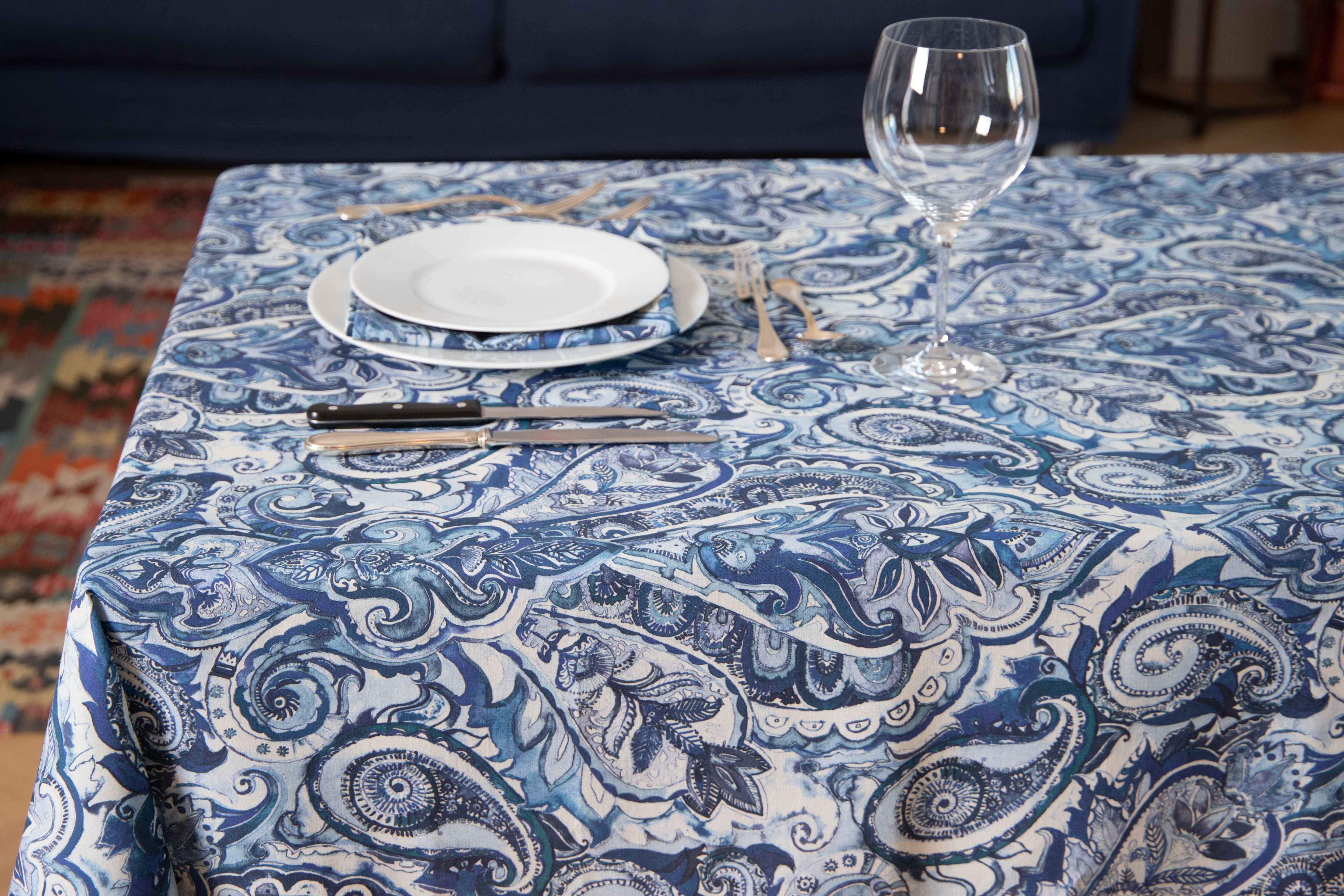 Tovaglia da tavola in 100% cotone stampa digitale dai colori vivi ed intensi lavabile in lavatrice made in Italy PAISLEY BLU