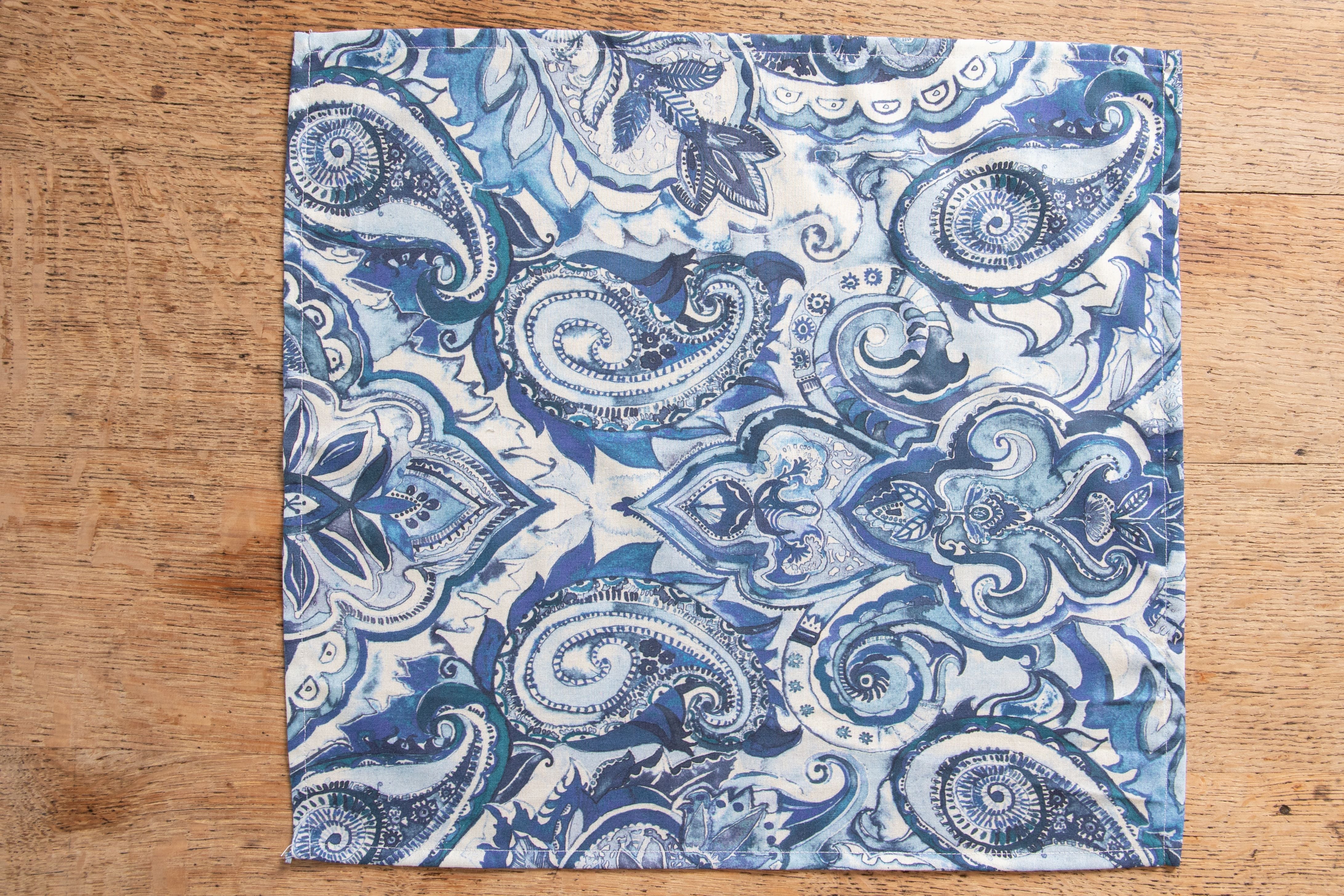Set di 6 tovaglioli da tavola in stoffa 45 x 45 CM 100% cotone stampa digitale dai colori vivi ed intensi lavabili in lavatrice made in Italy PAISLEY BLU