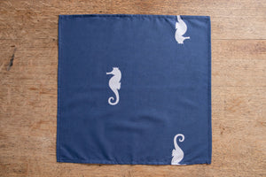 Set di 6 tovaglioli da tavola in stoffa 45 x 45 CM cotone stampa digitale dai colori vivi ed intensi lavabili in lavatrice made in Italy CAVALLUCCI MARINI
