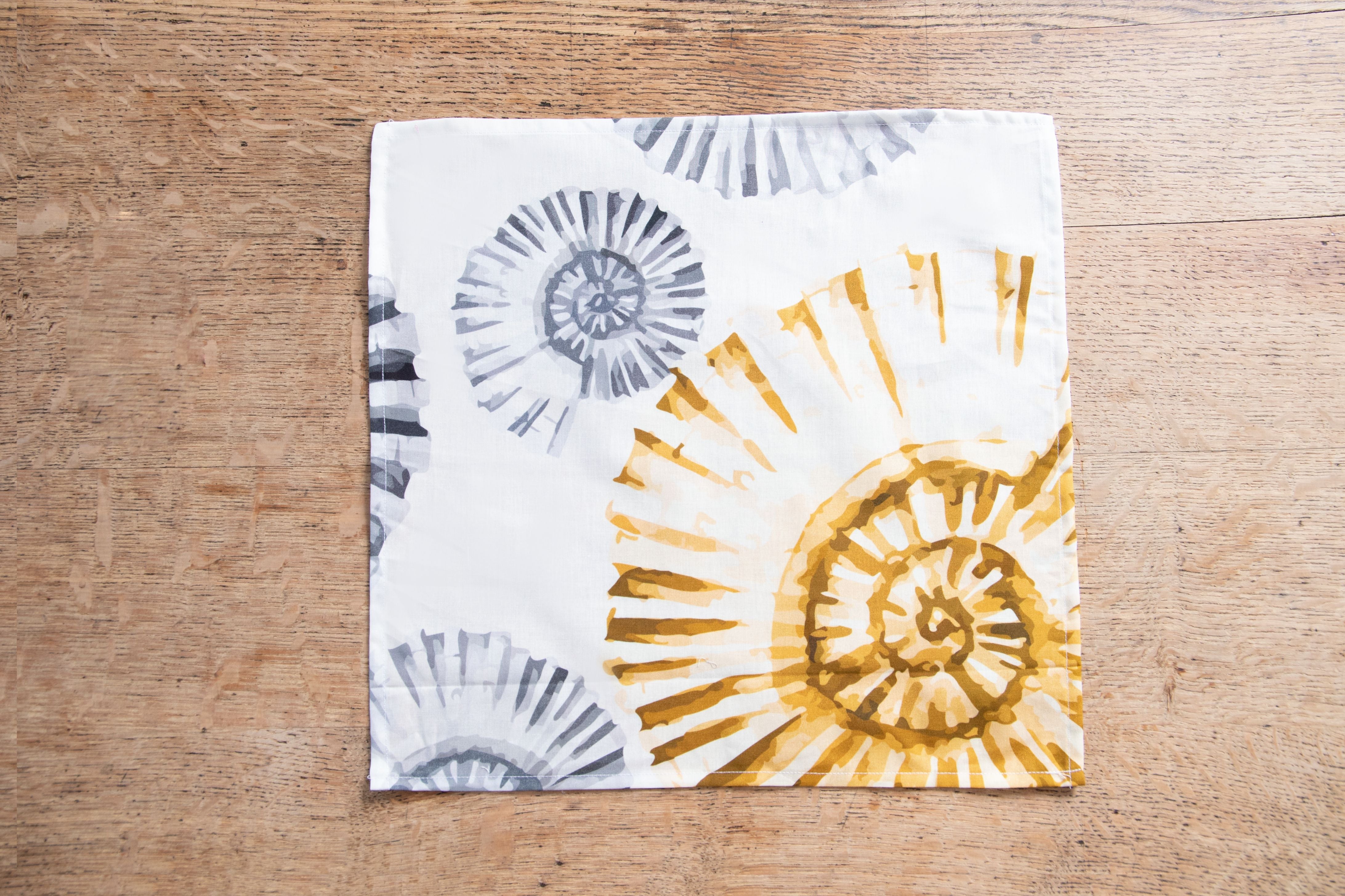 Set di 6 tovaglioli da tavola in stoffa 45 x 45 CM cotone stampa digitale dai colori vivi ed intensi lavabili in lavatrice made in Italy CONCHIGLIONI