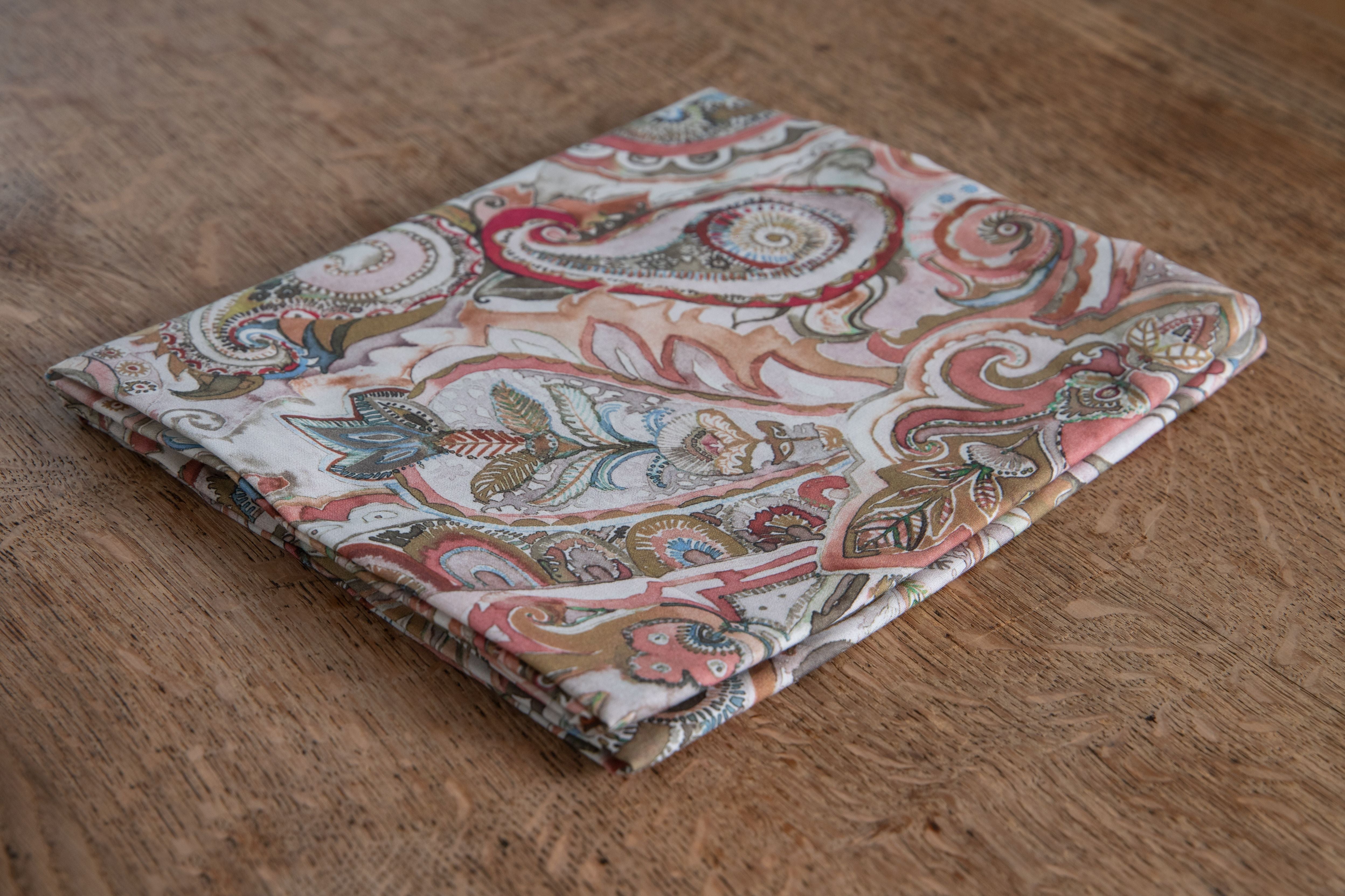 Tovaglia da tavola in 100% cotone stampa digitale dai colori vivi ed intensi lavabile in lavatrice made in Italy PAISLEY BORDEAUX