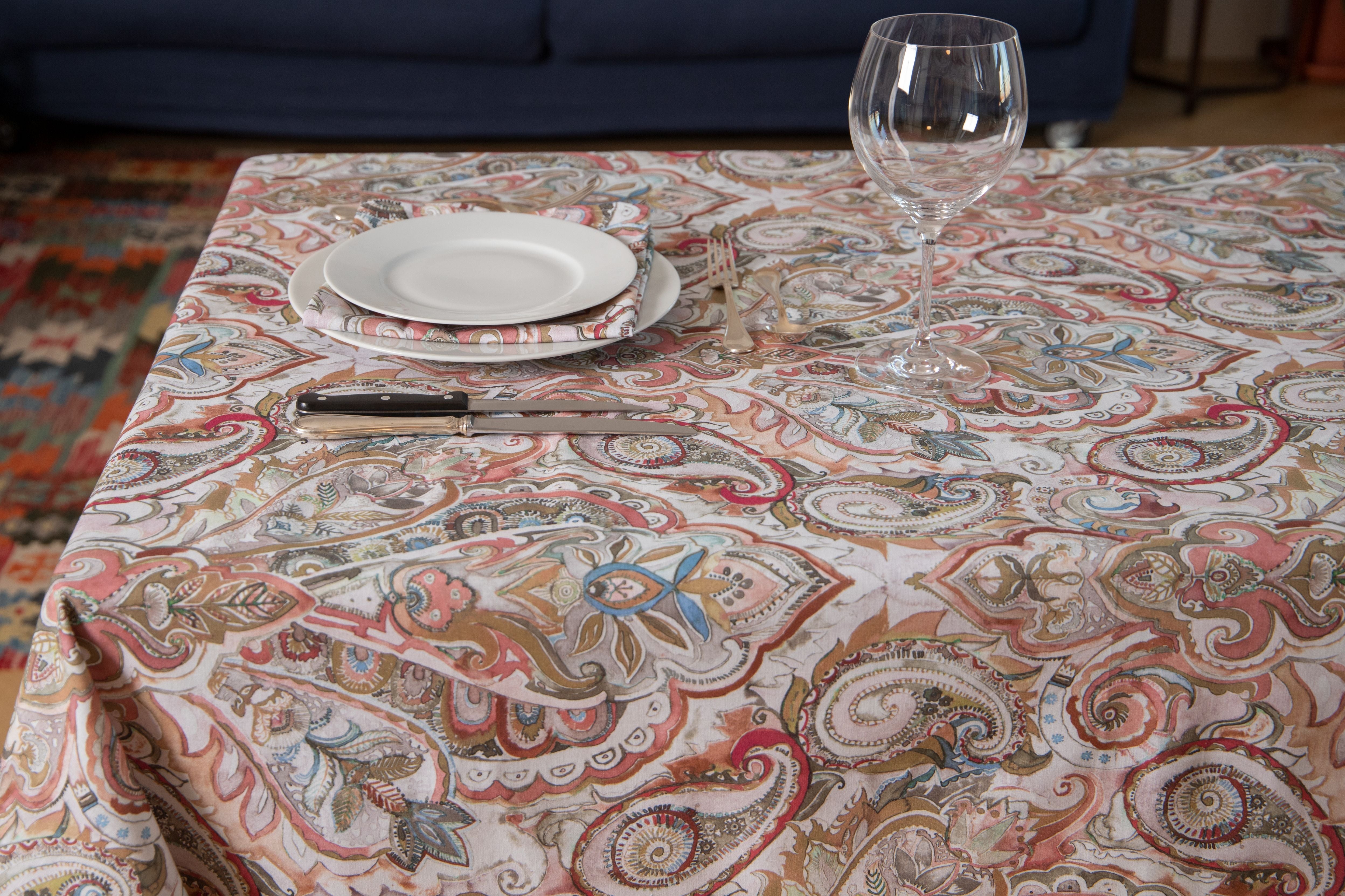 Tovaglia da tavola in 100% cotone stampa digitale dai colori vivi ed intensi lavabile in lavatrice made in Italy PAISLEY BORDEAUX