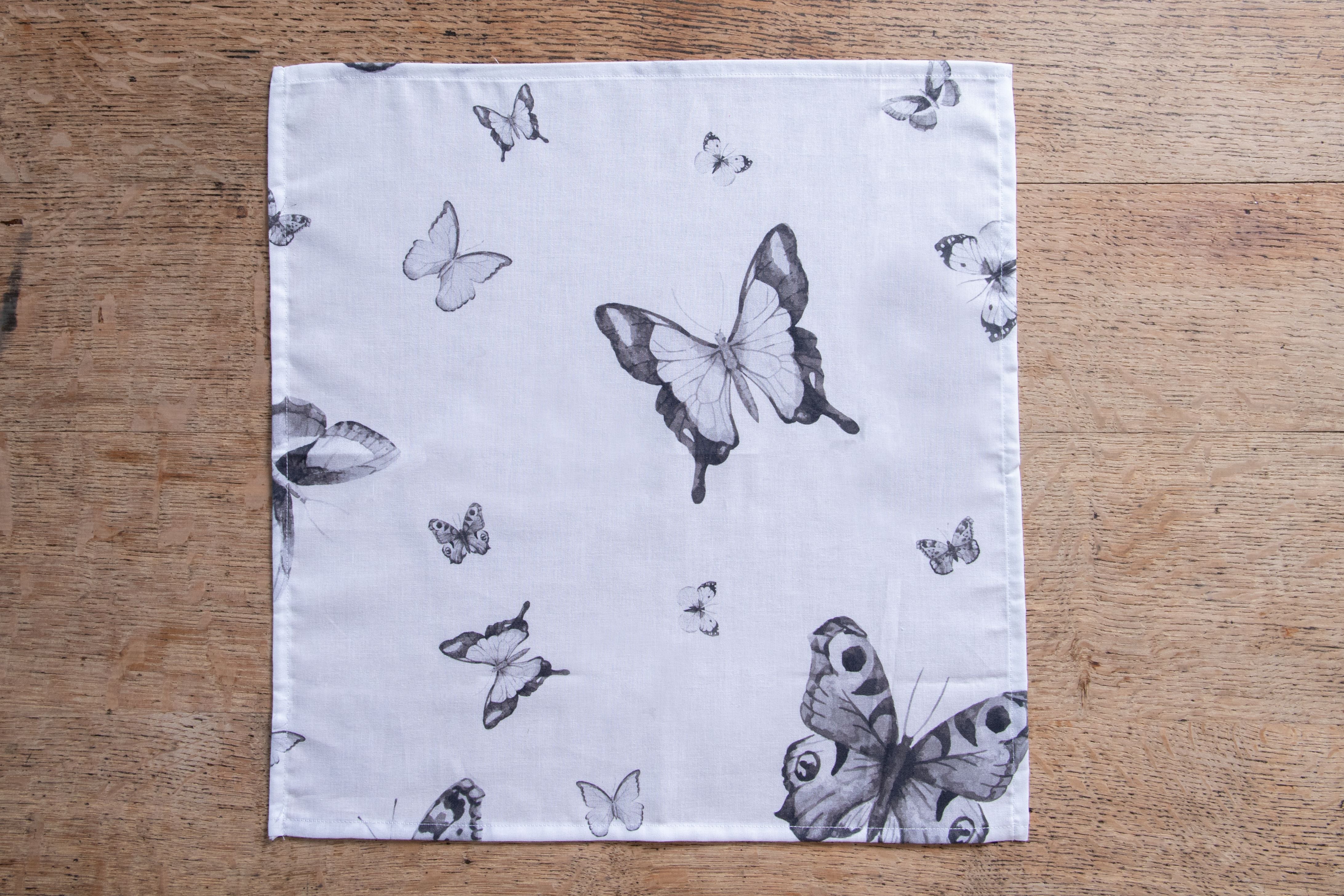 Set di 6 tovaglioli da tavola in stoffa 45 x 45 CM cotone stampa digitale dai colori vivi ed intensi lavabili in lavatrice made in Italy FARFALLE BIANCO NERO