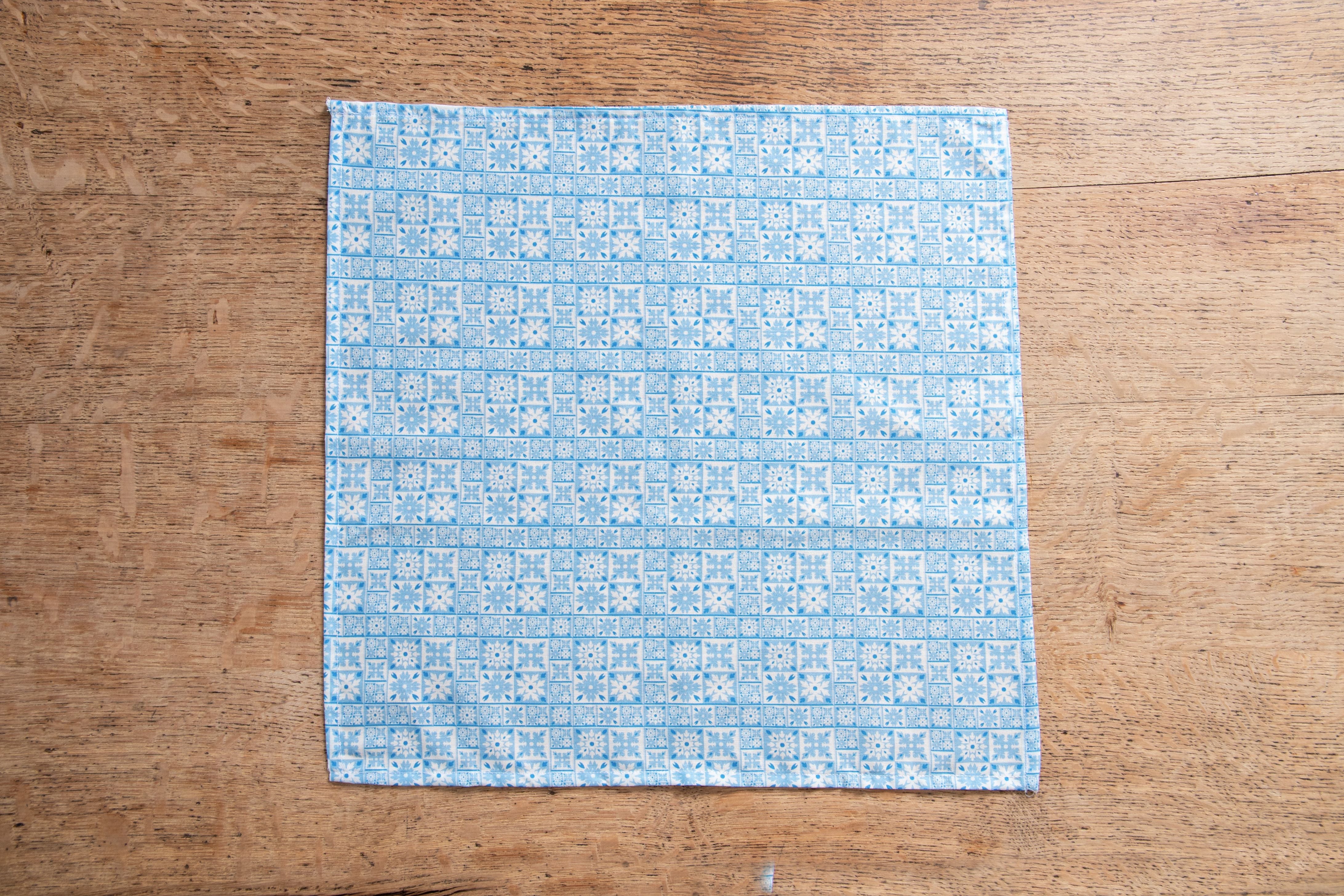 Set di 6 tovaglioli da tavola in stoffa 45 x 45 CM 100% cotone stampa digitale dai colori vivi ed intensi lavabili in lavatrice made in Italy MAIOLICHE QUADRETTI BLU