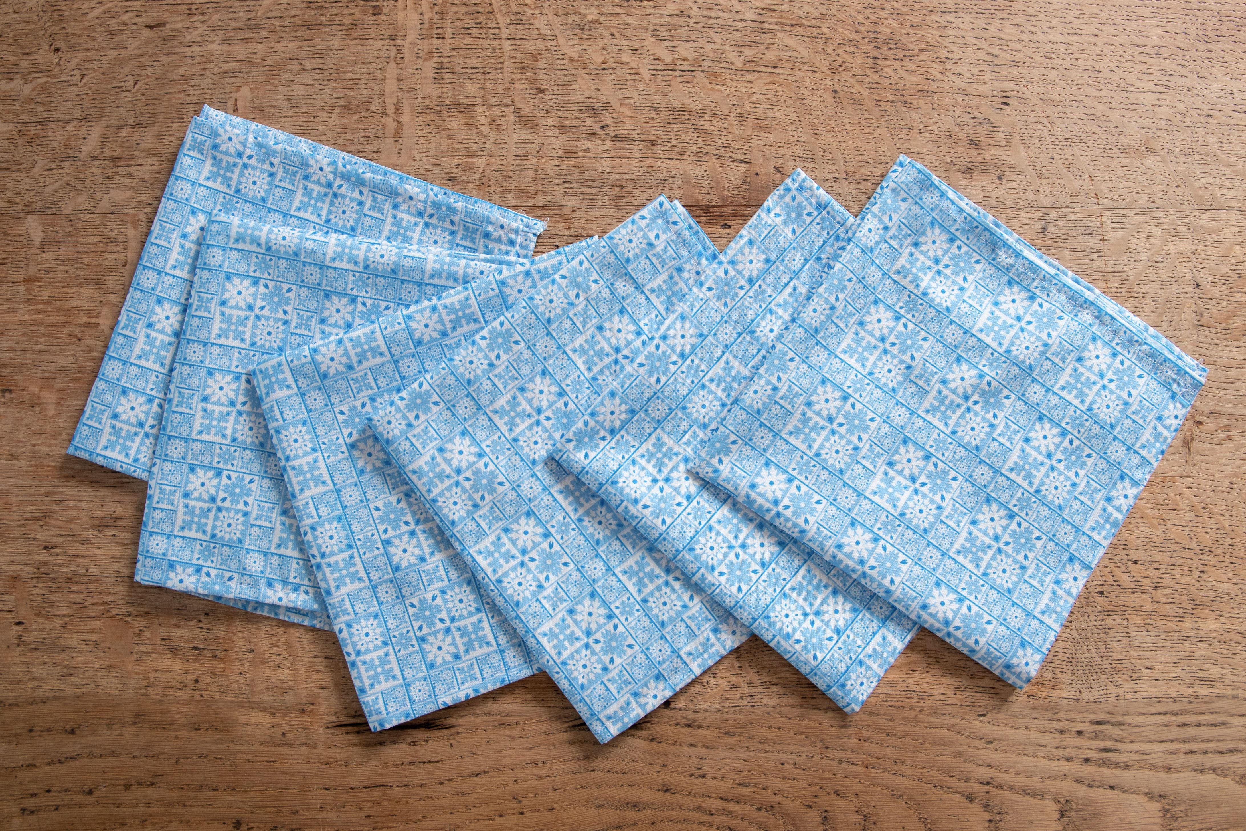 Set di 6 tovaglioli da tavola in stoffa 45 x 45 CM 100% cotone stampa digitale dai colori vivi ed intensi lavabili in lavatrice made in Italy MAIOLICHE QUADRETTI BLU