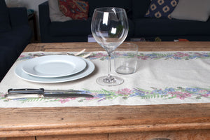 Runner da tavola in misto lino stampa floreale fiori morbido resistente elegante made in italy  FIORI DI CAMPO - Vanita di raso